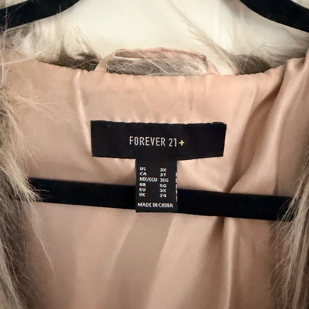 FREE SHIPPING Faux Fur Vest with Black, White, Tan, Gray Pattern - Picture 4 of 7